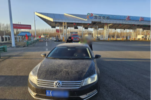 南岗分局长江路公安检查站伸援手 温情守护群众出行路