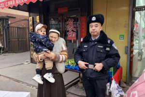 儿童街头走失 冰城民警暖心救助护团圆