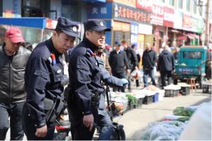 流动警务护集市 烟火深处守平安