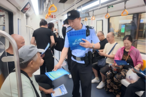 把“法治课”搬进地铁站！ 冰城公安为市民送上“出行法治大礼包”