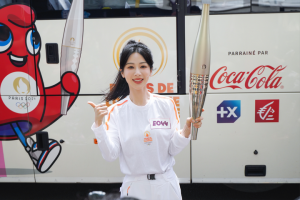 蒙牛纯甄品牌代言人杨紫传递奥运火炬 青春活力展现要强力量