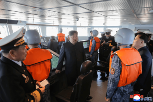 朝鲜“崔贤”号驱逐舰进行武器系统试验，试射2枚战略巡航导弹和3枚反舰导弹，金正恩现场观摩