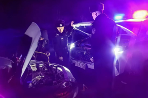 群众深夜返程遇困 冰城民警暖心救助  守护归途