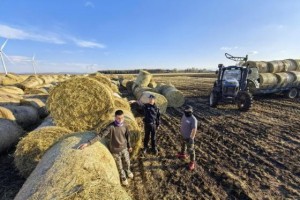 通河公安田间解纷 守护“小事不出村”平安底色