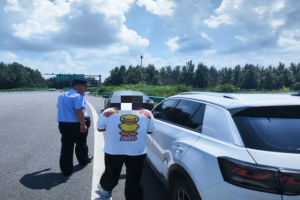 南岗分局长江路公安检查站服务救助  过往车辆和群众
