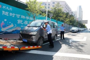 “僵尸车”清障行动  冰城公安为公共空间“腾位”