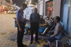 八旬老人夜色中迷途 巡逻民警暖心助归家