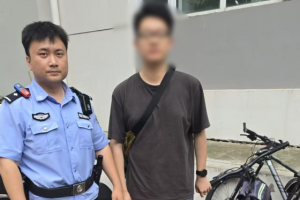 南岗分局民警巡逻中帮助群众寻找自行车民警烈日奔波诠释“小事不小视”