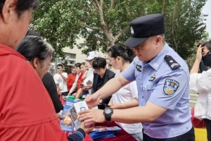 通河公安上街普法 守住群众养老钱袋子