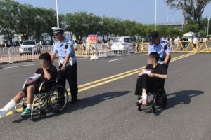 暖心护航中考！通河民警护送轮椅考生温情赴考