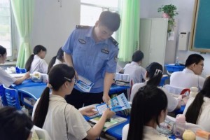 筑牢暑期安全防线 守护学子平安假期  ——方正县公安局深入校园开展暑期安全宣讲活动