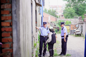 逆雨而行 守护不停 冰城公安筑牢“平安堤”