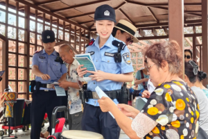 冰城公安：“板凳微课堂” 把反诈知识送到老人身边