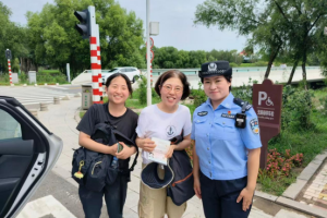 警徽映江畔 平安伴旅途 冰城公安温情守护八方来客