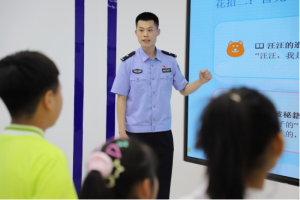 “警”彩零距离 安全伴成长