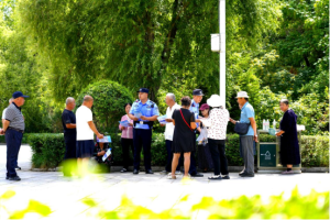 冰城公安：街头普法话平安 携手聚力除黑恶