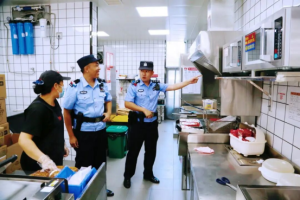 一个灭火器、一根电线、一条通道…… 冰城公安守护的是万家烟火