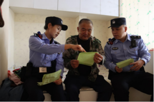 家门口上“法治课” 冰城公安进村入户 让黑恶无处藏身