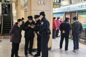 人潮涌动中 冰城公安筑牢地铁安全屏障