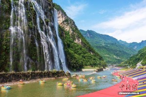 湖北兴山：暑期漂流“热” 游客逐浪觅清凉