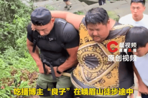 身高166cm体重343斤的网红“良子”登峨眉山晕倒，朋友称其无大碍，景区回应