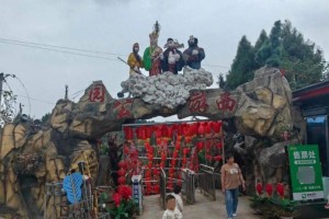四川绵阳大爷“手搓”16年的西游公园火了，为什么越丑越有人去？
