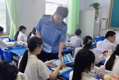 筑牢暑期安全防线 守护学子平安假期  ——方正县公安局深入校园开展暑期安全宣讲活动